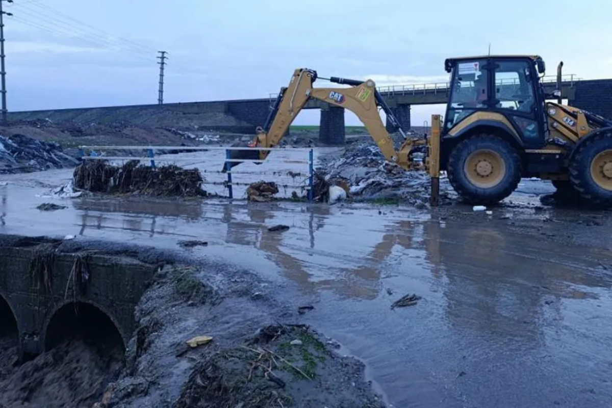 Kahramanmaraş'ta sel suları tarihi k&ouml;pr&uuml;n&uuml;n korkuluklarını yıktı