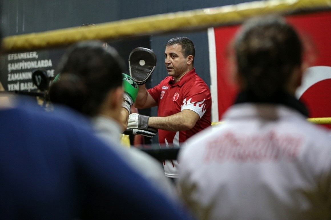 Bursa'da mahalleli kick boksçu oldu! 