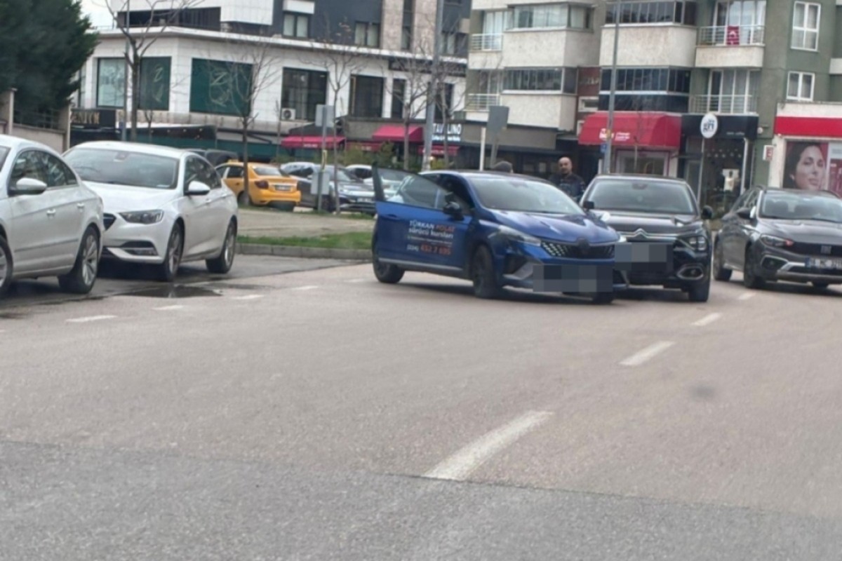 Bursa'da boş yolda kaza! Sürücü kursu aracıyla otomobil çarpıştı