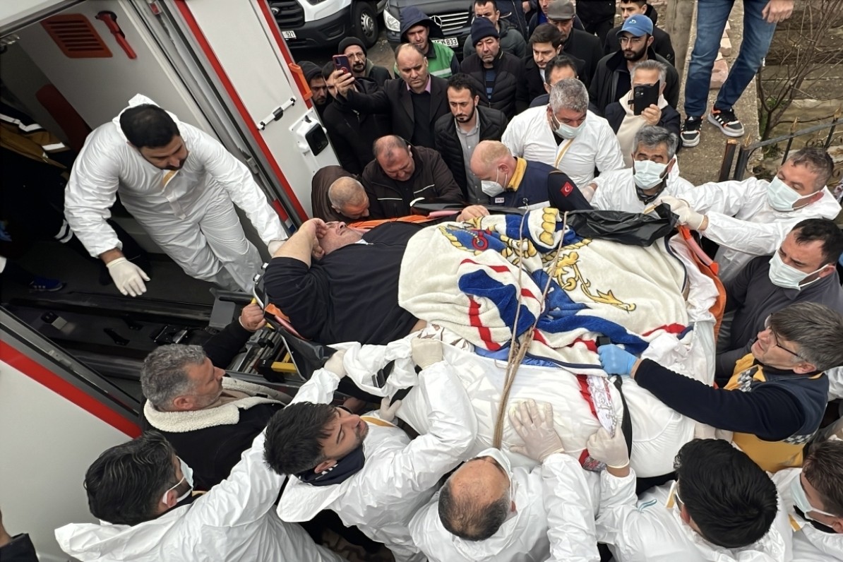 Fil hastalığı nedeniyle 5 yıldır evdeydi! 30 kişi tarafından çıkarıldı...