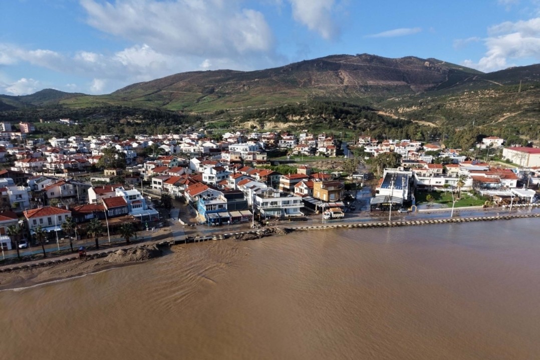 İzmir Foça'da sağanak; dereler taştı, denizin rengi değişti