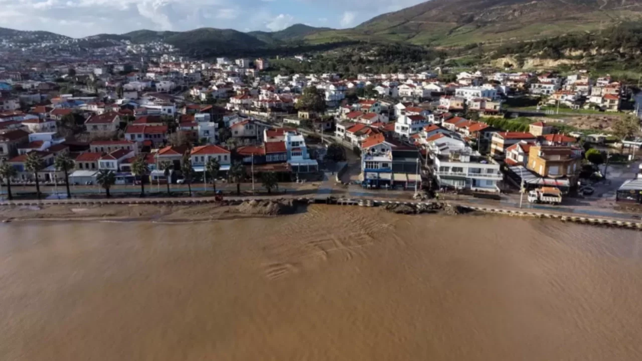 İzmir Foça'da sağanak; dereler taştı, denizin rengi değişti