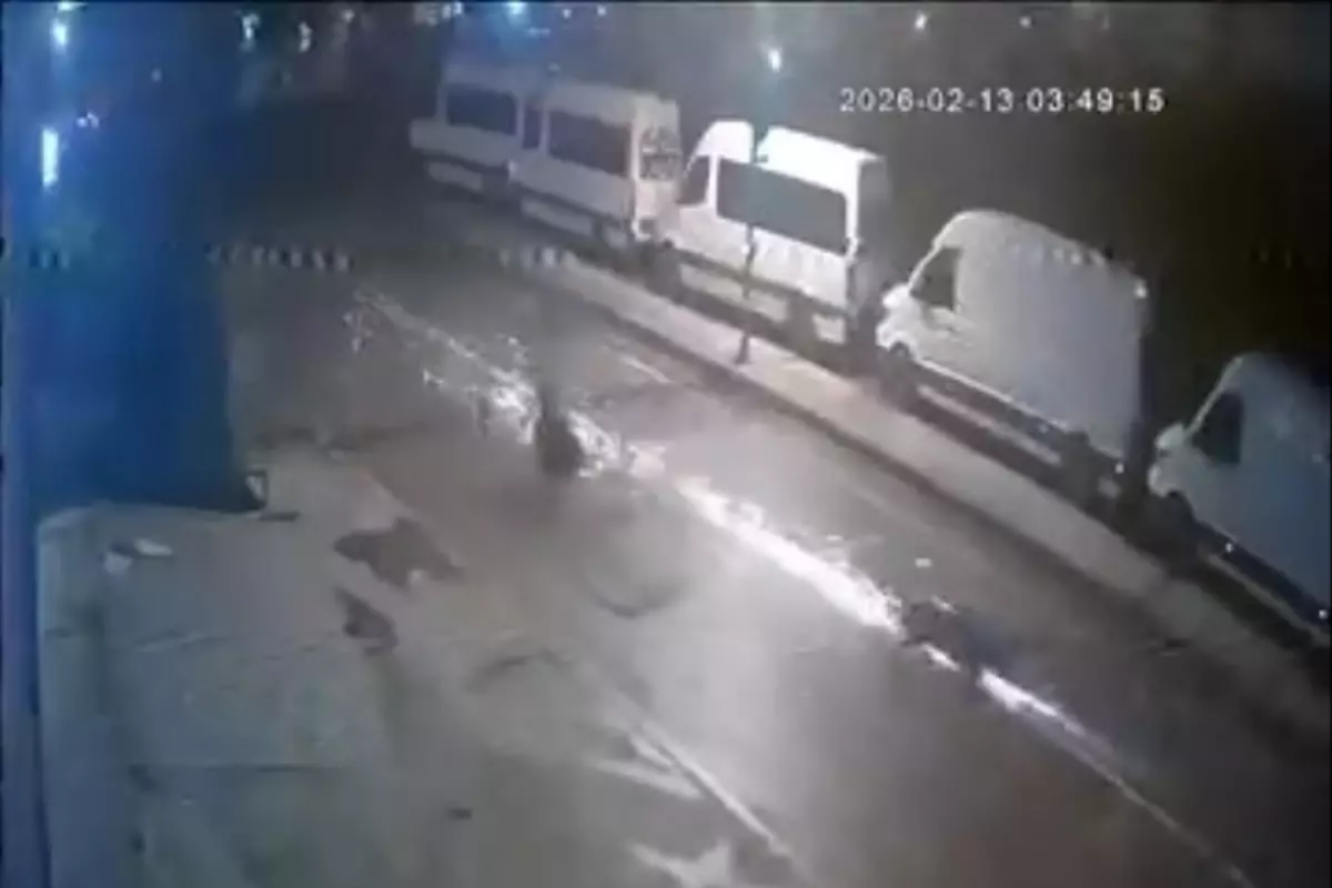 İstanbul'da araca çarpan motosiklet sürücüsü yaralandı