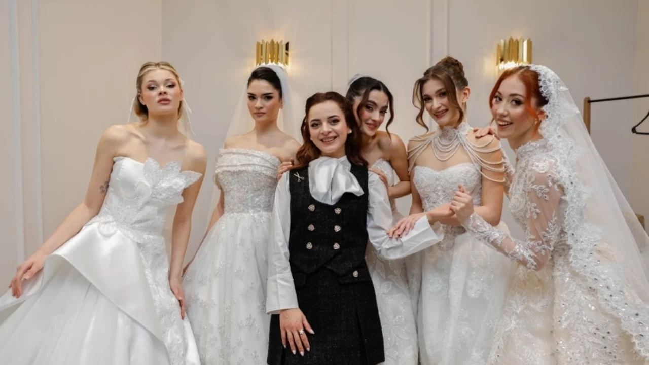  Genç tasarımcı Ebru Kırcalı'nın gelinlik  defilesi büyük beğeni topladı 