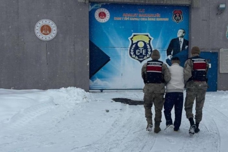 Araması olan 2 kişi kıskıvrak yakalandı