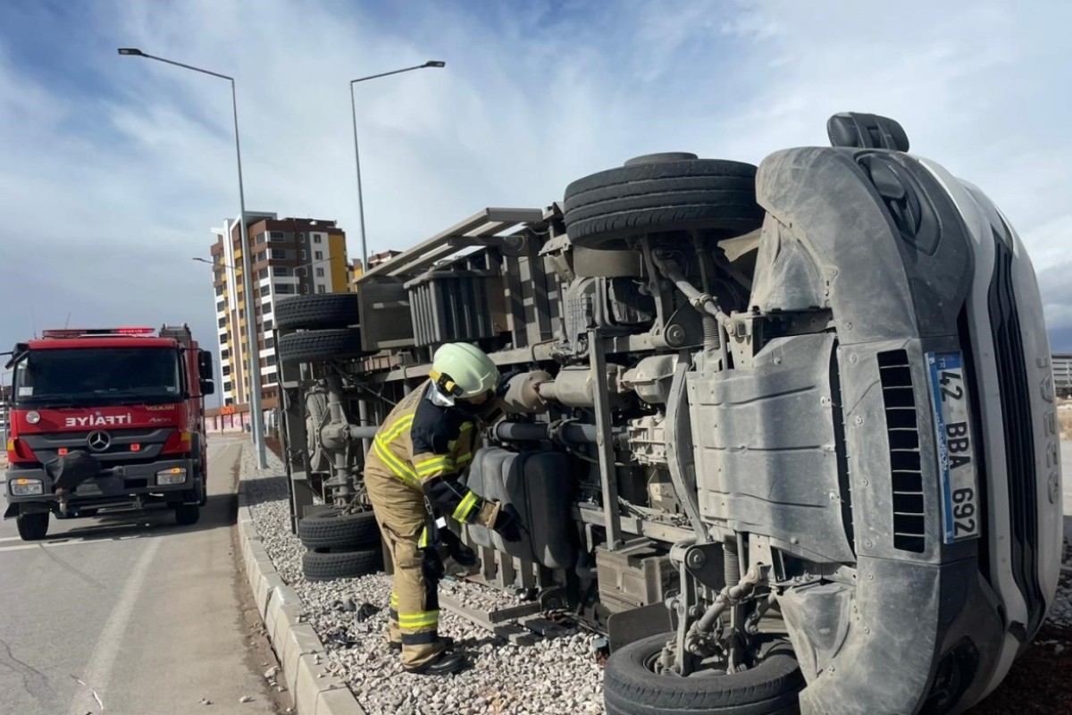 Karaman'da şiddetli fırtına kamyoneti devirdi, çatılar uçtu