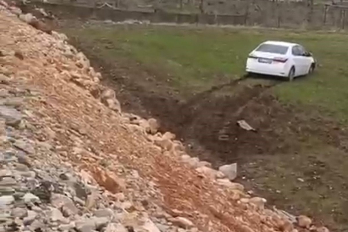 Yoldan çıkan otomobil tarlaya girdi