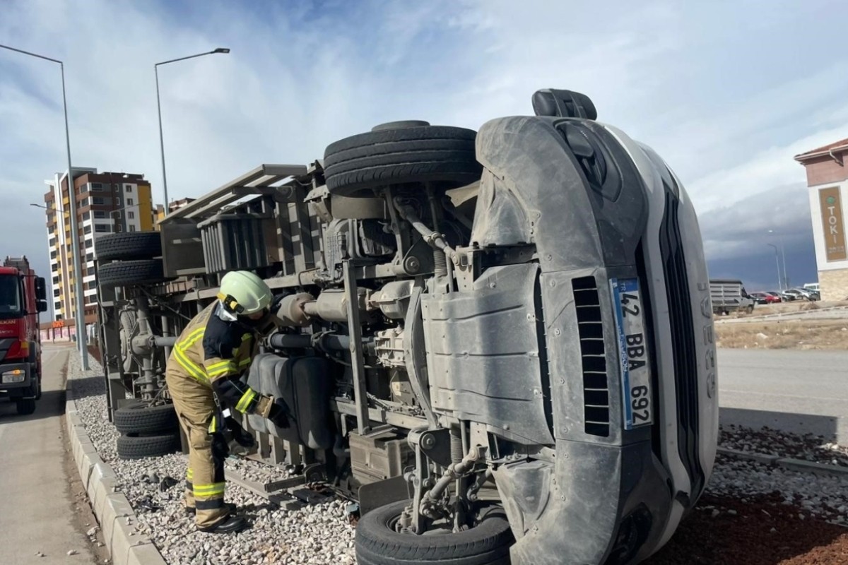 Şiddetli fırtına kamyoneti devirdi, çatılar uçtu