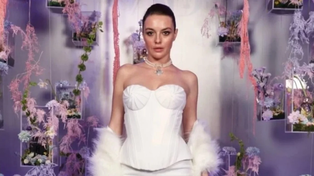 Melis Sezen'in beyaz tarzı! Şıklığıyla beğeni topladı