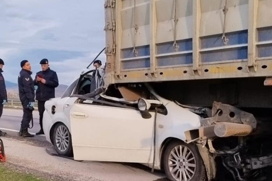 Cenaze yolunda feci ölüm! Ok gibi saplandı 