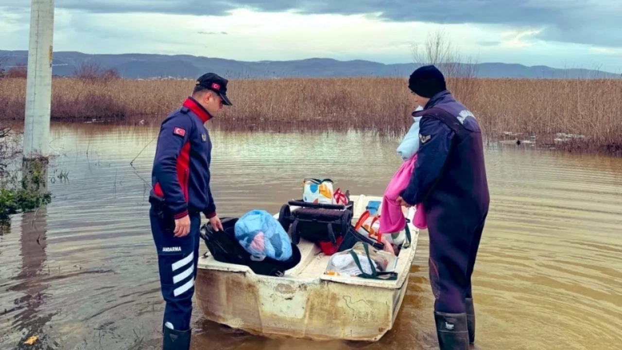 Bursa'da etrafı sularla çevrili evde mahsur kaldılar!