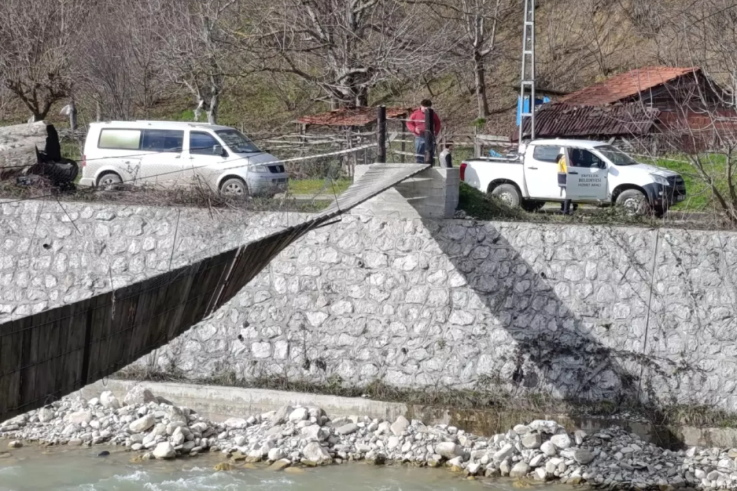 Üzerinde bulundukları asma köprü, kuvvetli rüzgar nedeniyle ters döndü: 2 yaralı