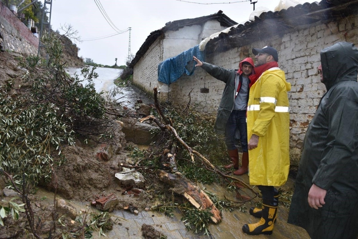 Sağanak yağış sonrası başkan &ccedil;izmeleri giyip sokağa &ccedil;ıktı
