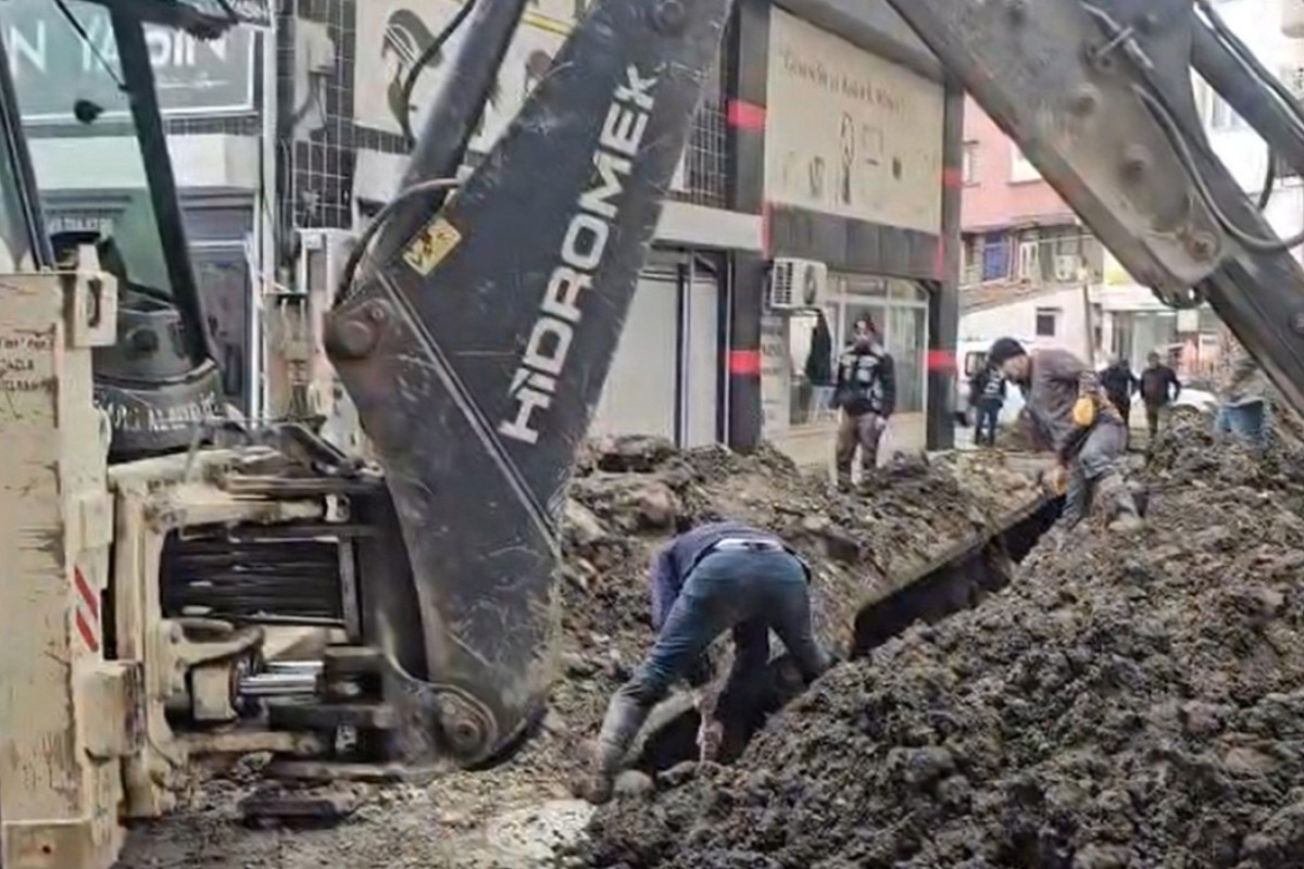 Kazı çalışmasında toprak altında kalan işçi kurtarıldı 