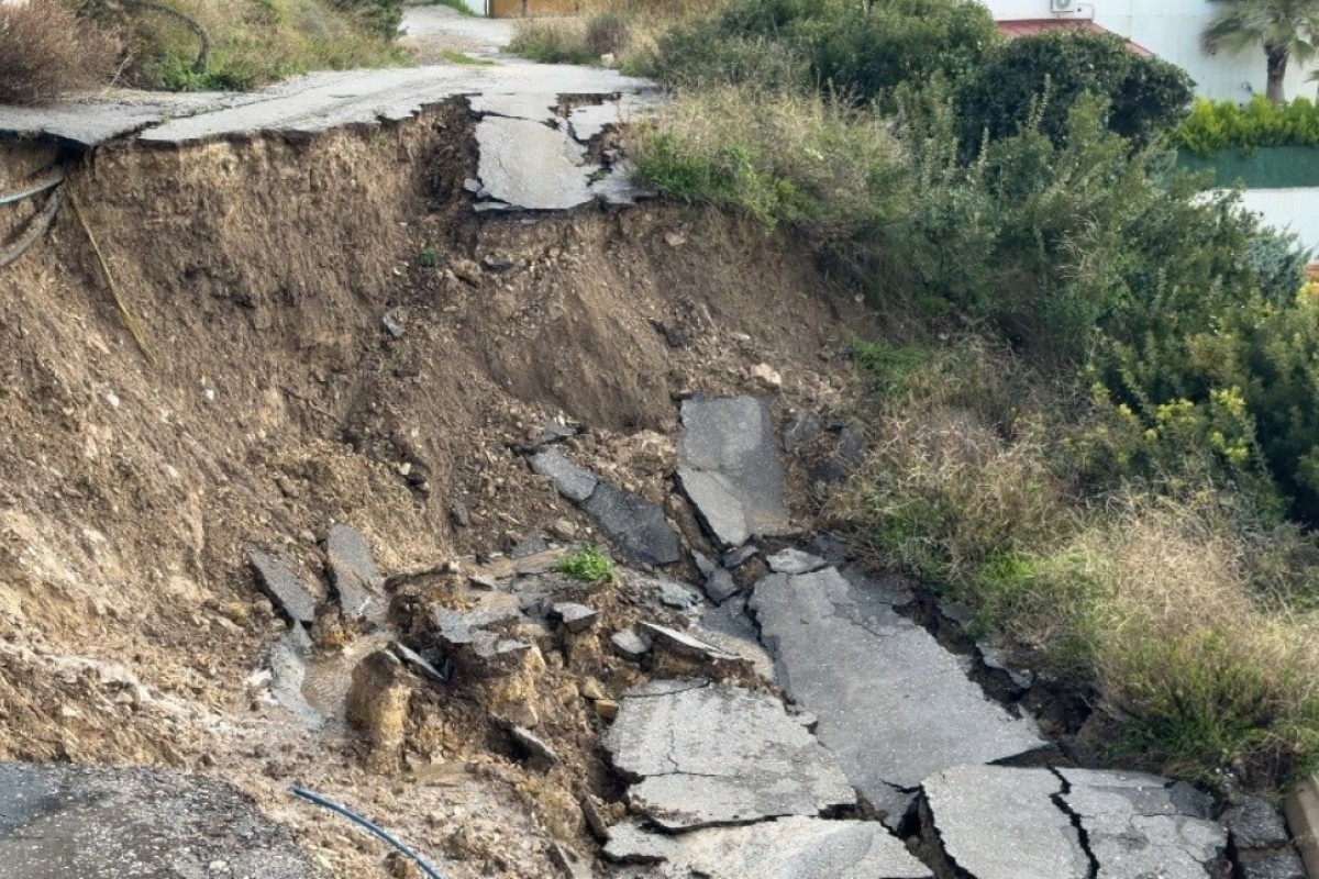 Yağışlar heyelanı tetikledi: Çeşme'de toprak kayması