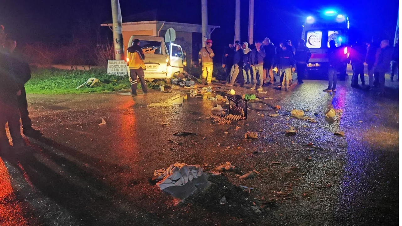 Bursa Karacabey'deki kazada kamyonet hurdaya döndü! Yaralılar var...