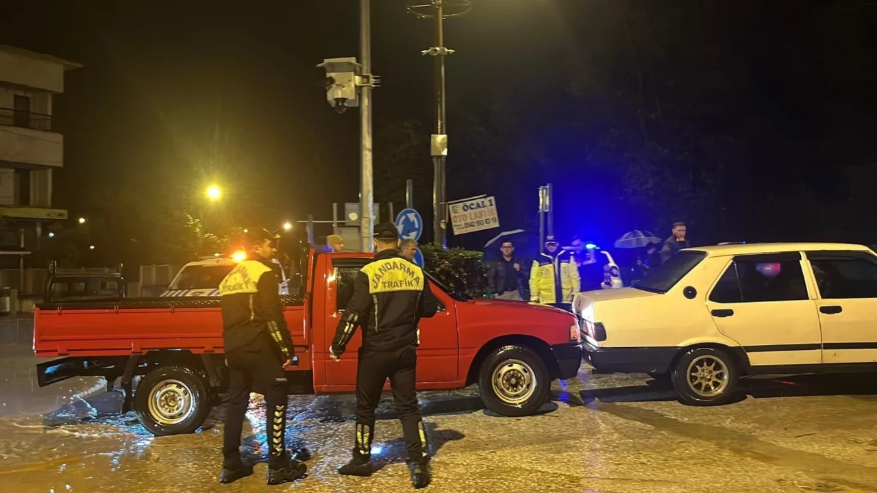 Alanya'da Oba çayı taştı, caddeler sular altında kaldı