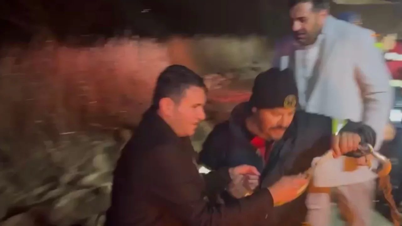 Adıyaman'da sele yakalanan araç suya gömüldü