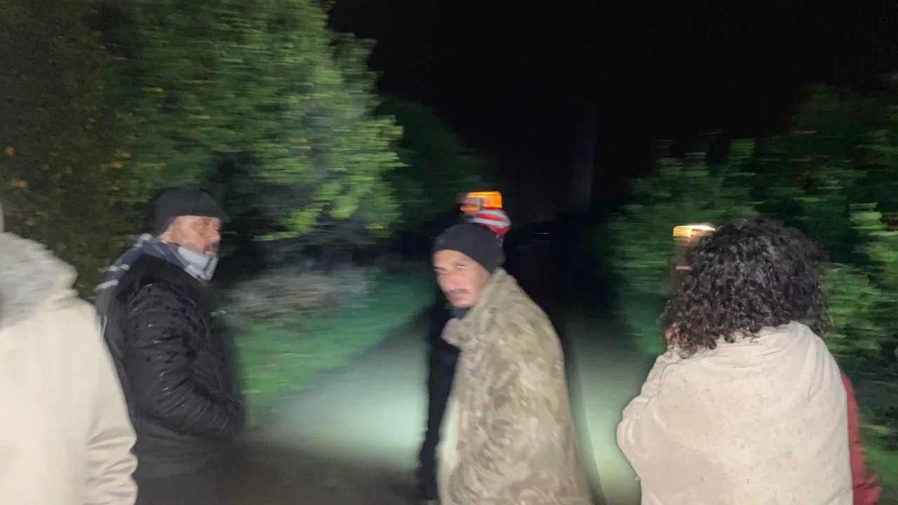 Antalya'da sel sularının bastığı barınakta mahsur kalan 27 köpek botlarla kurtarıldı