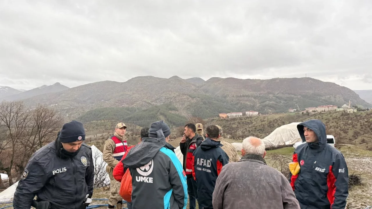 Fırtına 20 kişilik ailenin çadırını yıktı