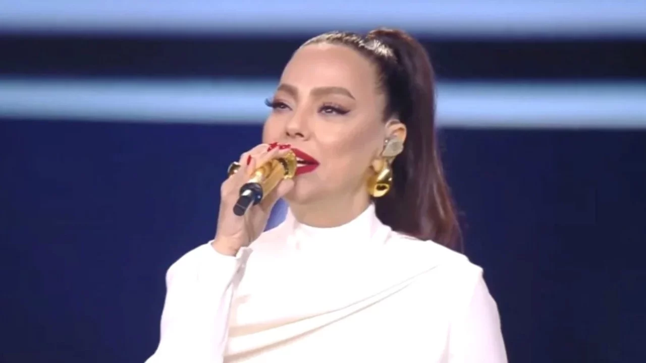 Ebru Gündeş Riyad konserinde şarkıları Arapça söyledi