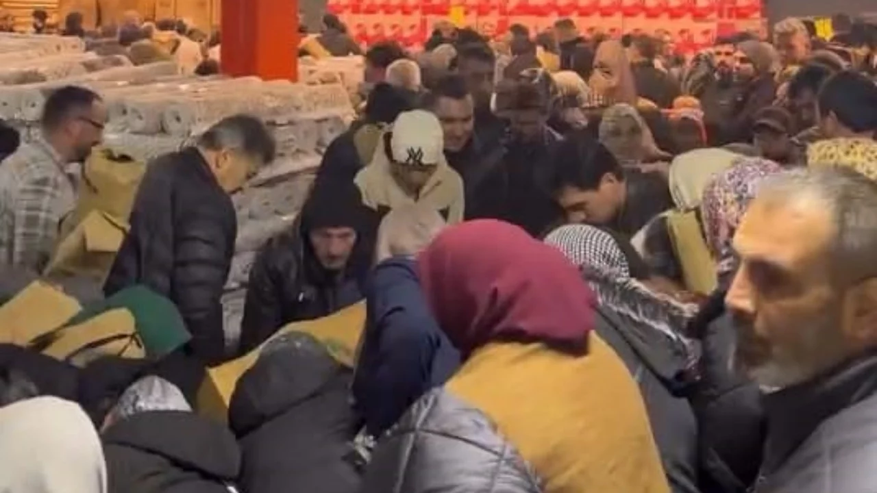 Bursa'da kapılar açıldı, izdiham çıktı: Hepsi sadece 100 TL...