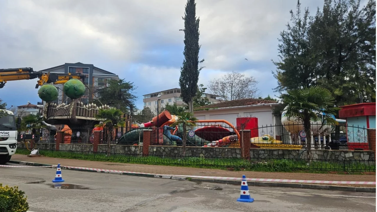 Bursa Orhangazi'de park yenileme çalışması, pankart düellosuna dönüştü!