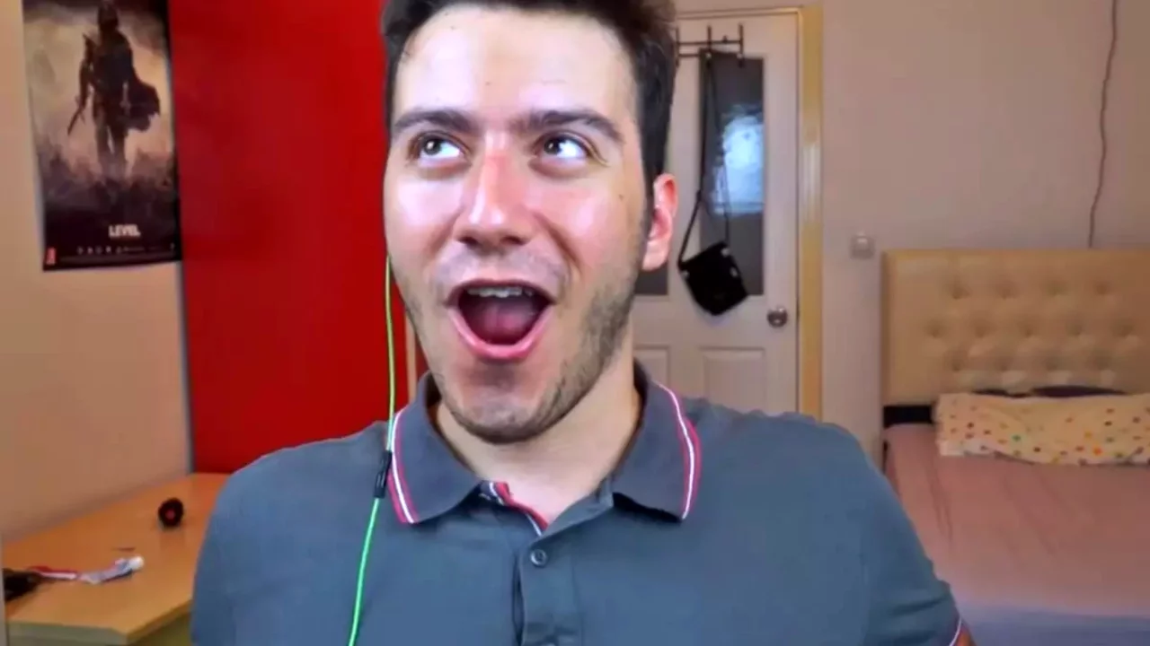 Enes Batur'a yurt dışı yasağı geldi