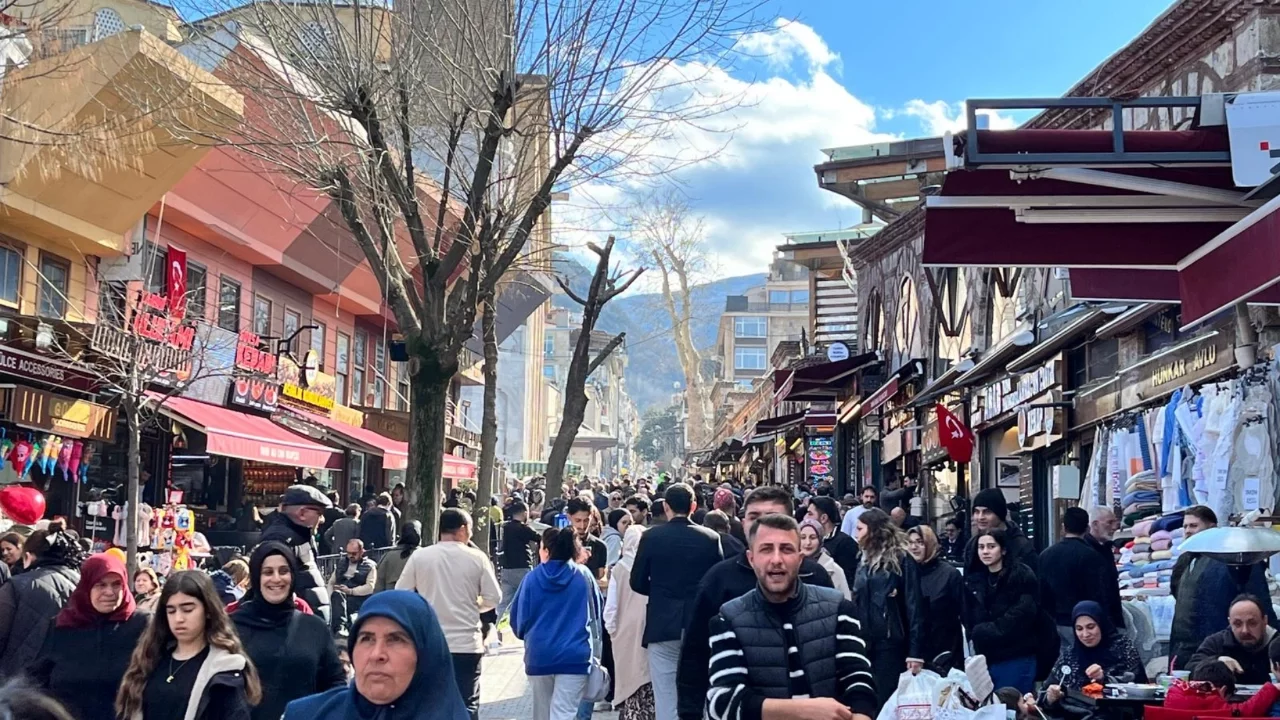 Bursa'da adım atacak yer kalmadı! 14 Şubat ve güzel hava çarşıları kilitledi... 
