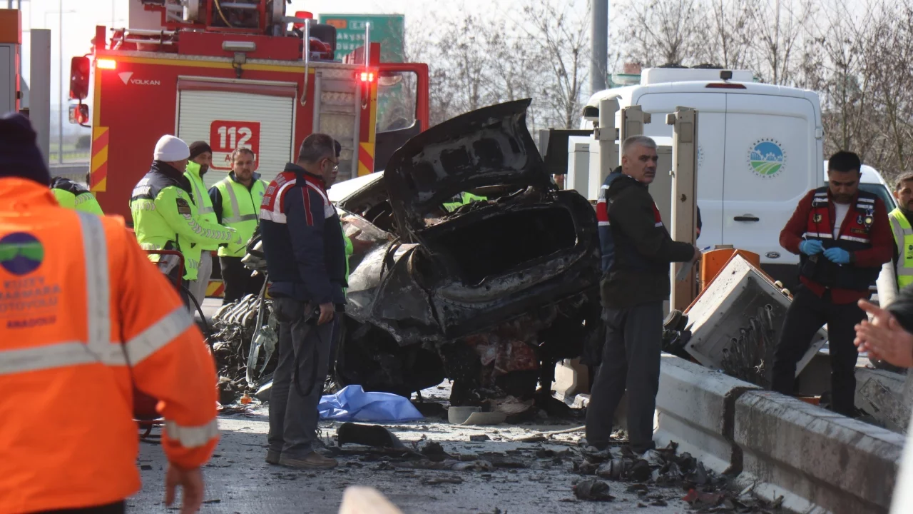 Otoyolda feci ölüm... Gişelere ok gibi saplandı, alev aldı! 