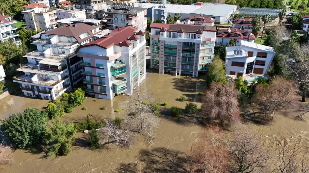 Su baskısı nedeniyle Antalya'da Dim Barajı'nın &ccedil;evresindeki evler boşaltıldı