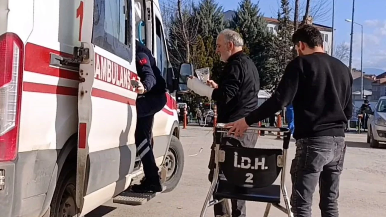 Bursa'da ağaç budarken bileğini kesti