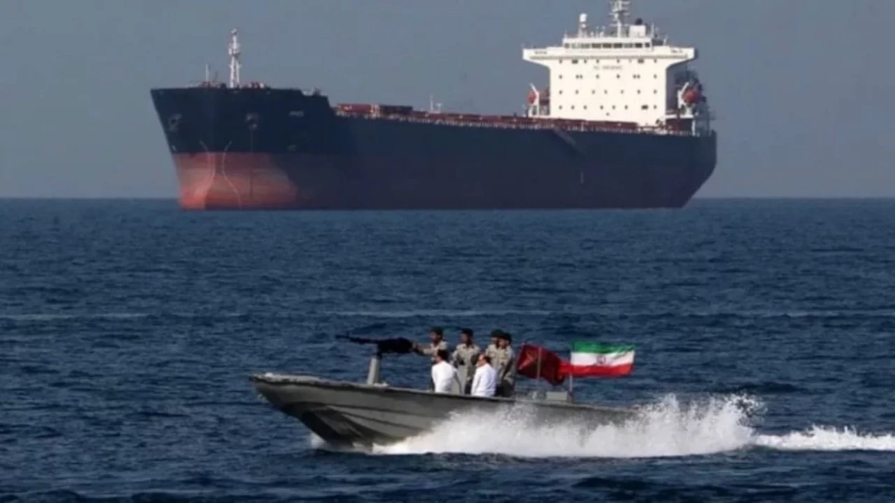 İran'da kaçak akaryakıt operasyonu: 48 tekneye el konuldu