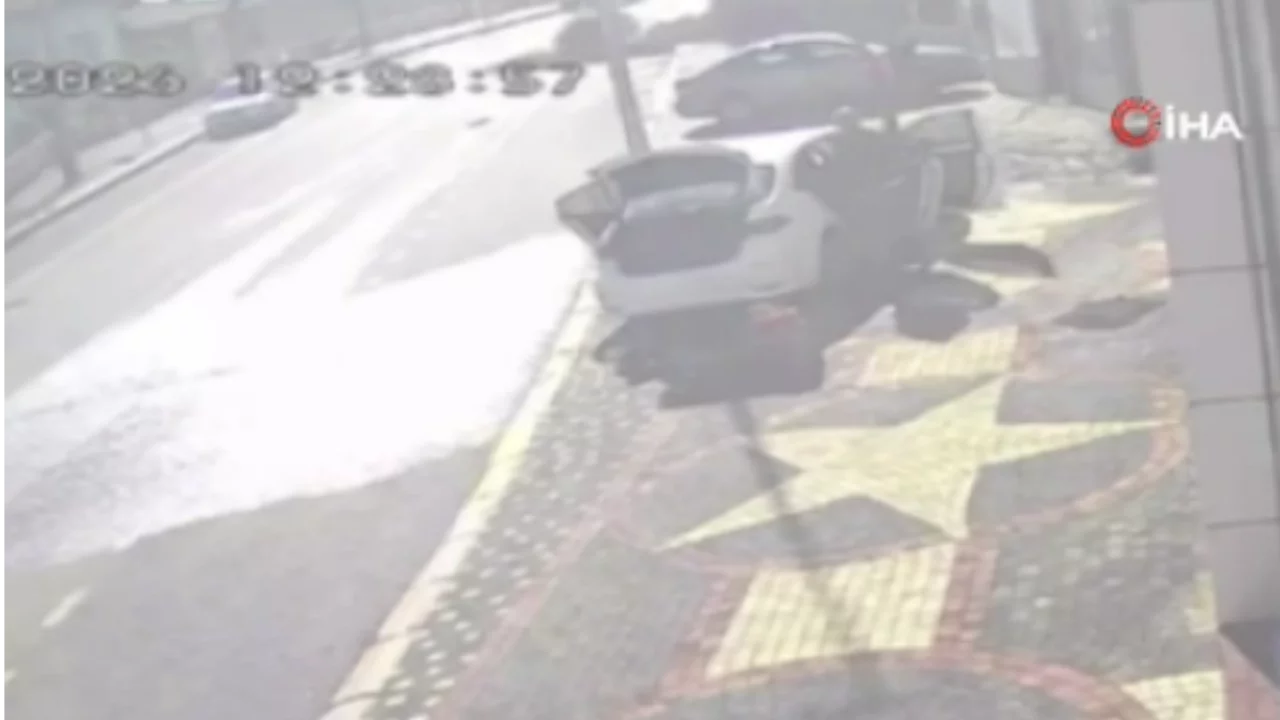 Dursunbey'de dev kaya parçası yola düştü