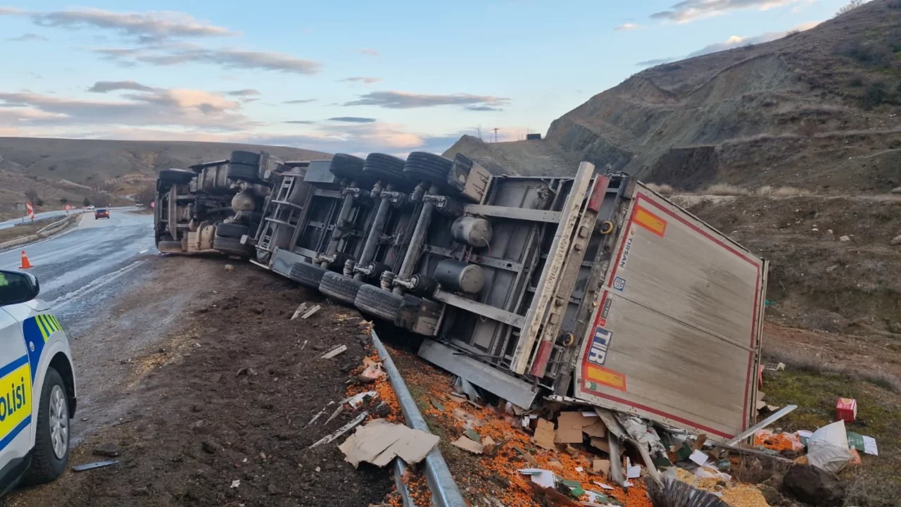 Tır şarampole devrildi, sürücü yara almadan kurtuldu