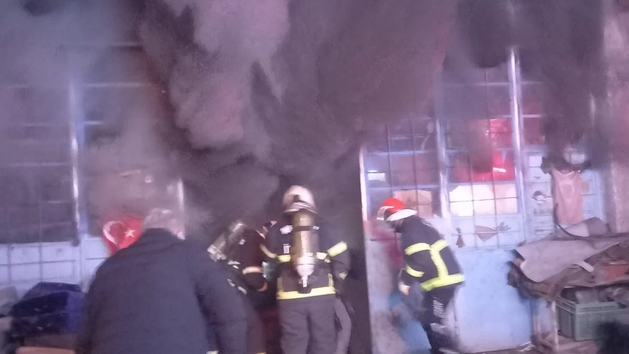 Oto döşeme dükkanı çıkan yangında küle döndü