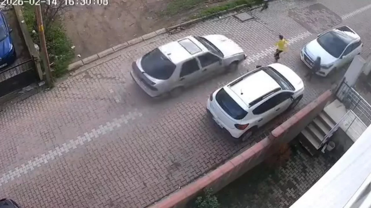 Otomobilin çarptığı 9 yaşındaki çocuk yaralandı: O anlar kamerada