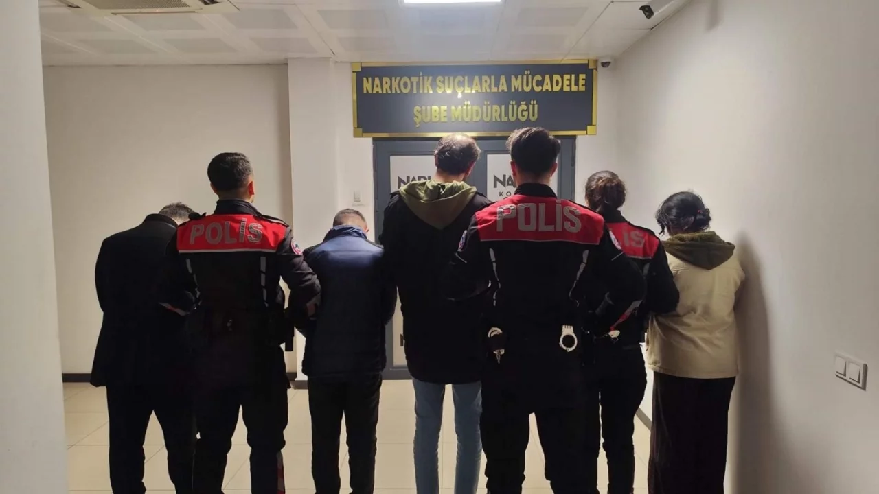 Kocaeli'de durdurulan 4 şüpheliden yüklü miktarda uyuşturucu çıktı