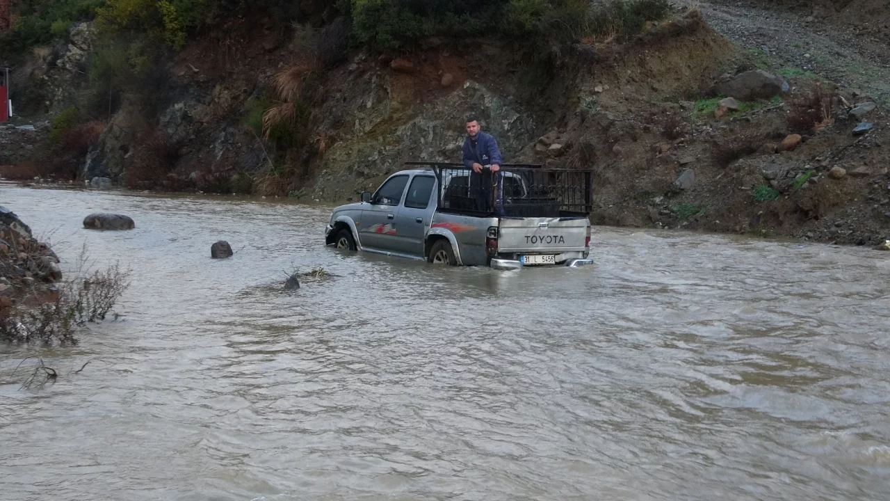 Sele teslim olan yollarda araçlar mahsur kaldı