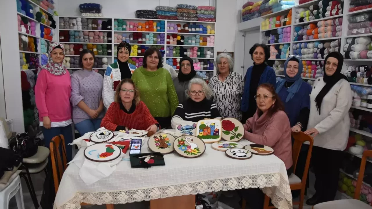 Kütahya'da kadınlar örerek sosyalleşiyor