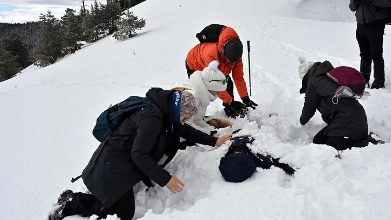 Kar kalınlığı 1.5 metreye ulaştı! İlk defa yapınca "Dağ virüsü" kaptı! 