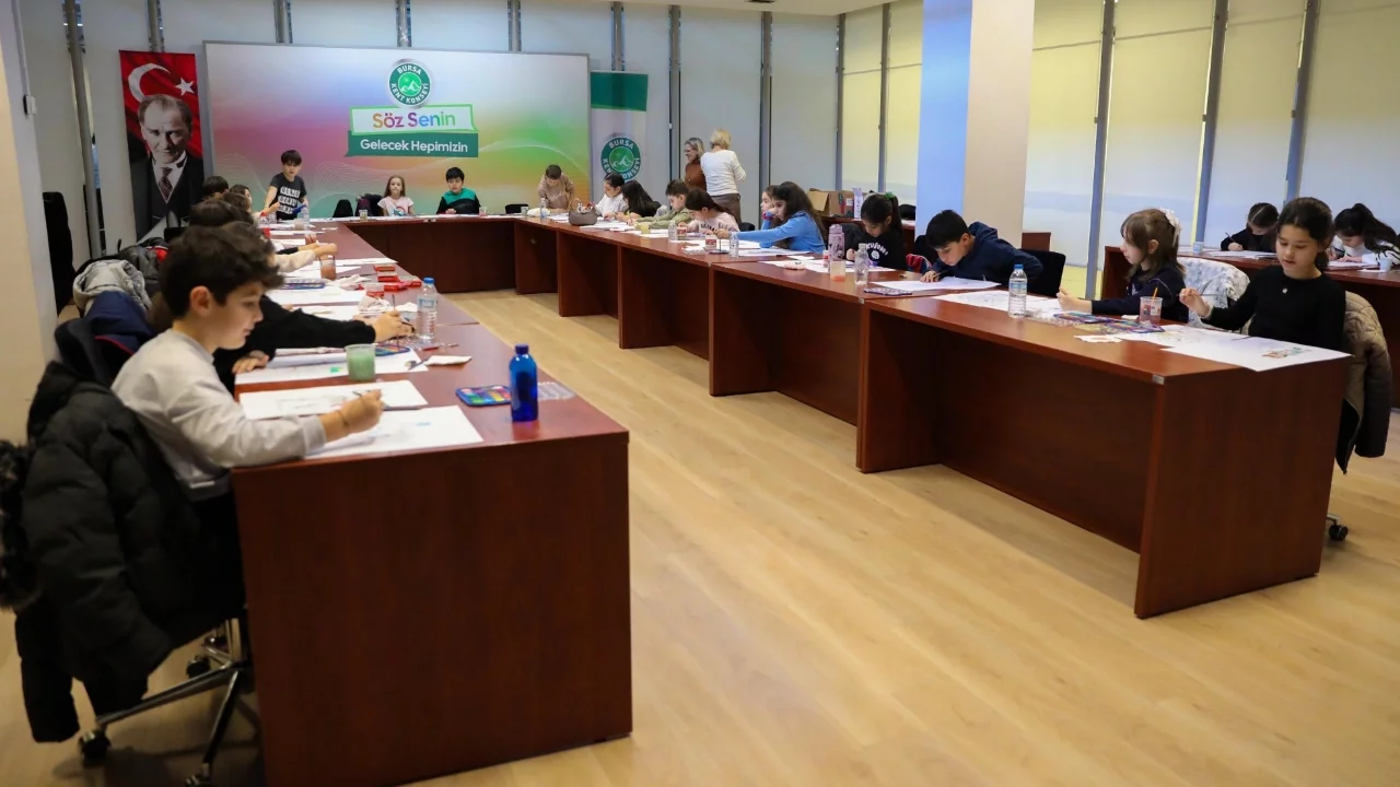 Bursa'da çocuklar bir günlüğüne ressam oldu