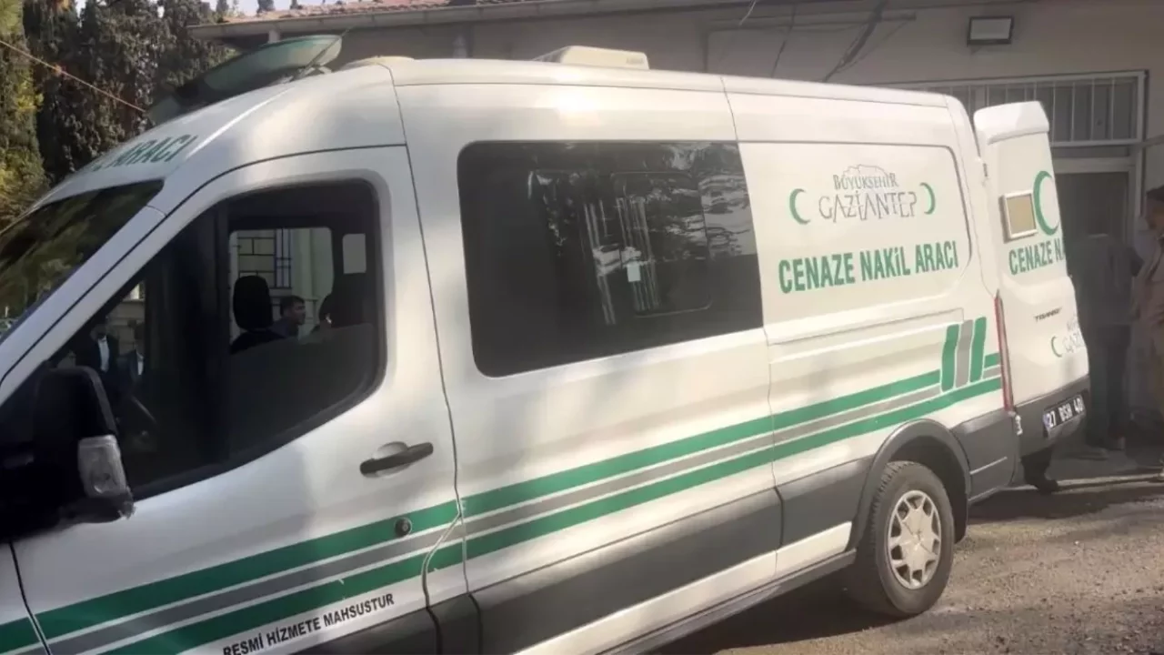 Düğün salonu önünde silahlı saldırıya uğrayan genç kurtarılamadı