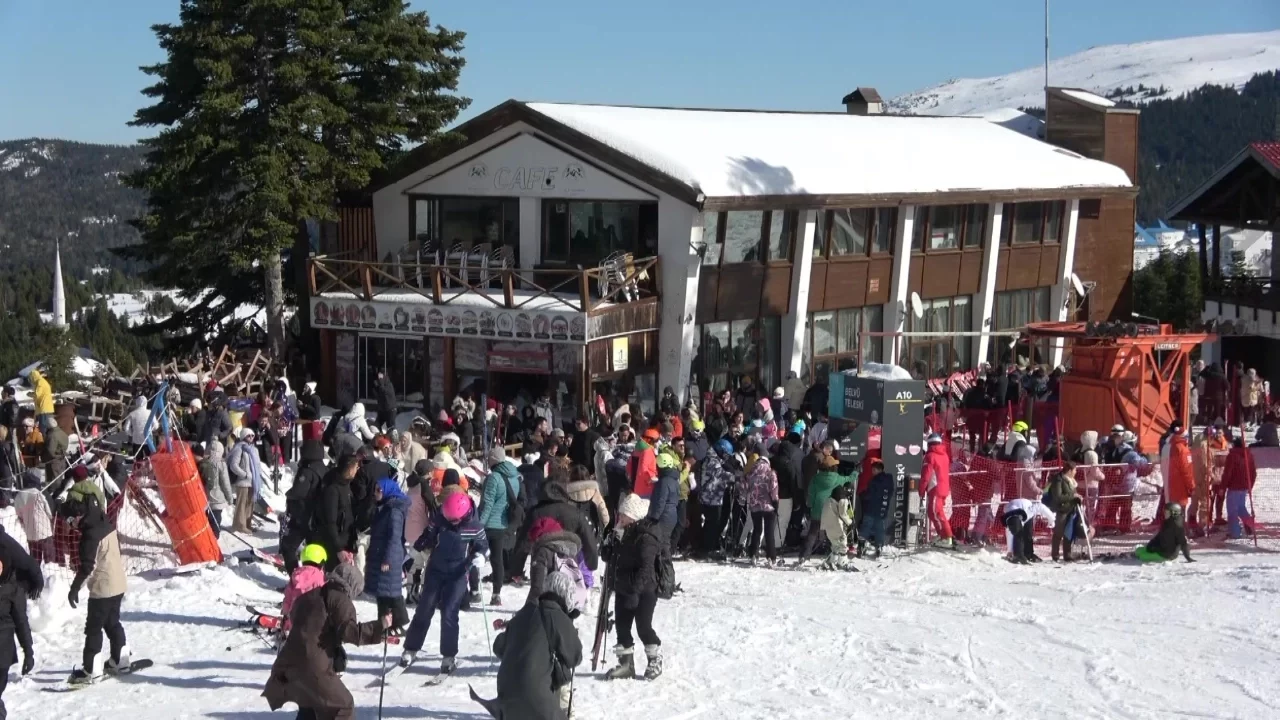 Uludağ'da hafta sonu güneşi: Zirve tatilcilerle doldu
