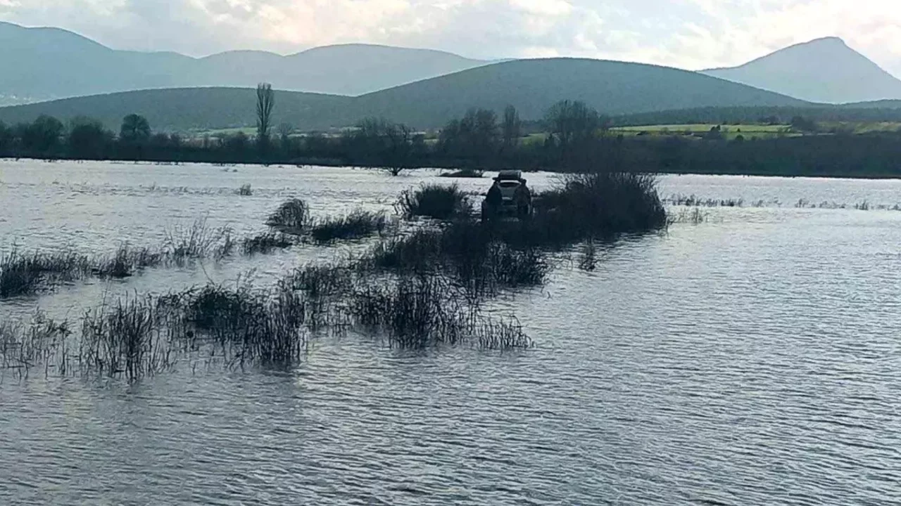 Sakarya Nehri üzerindeki adacıkta balık tutmak isteyen 2 kişi mahsur kaldı
