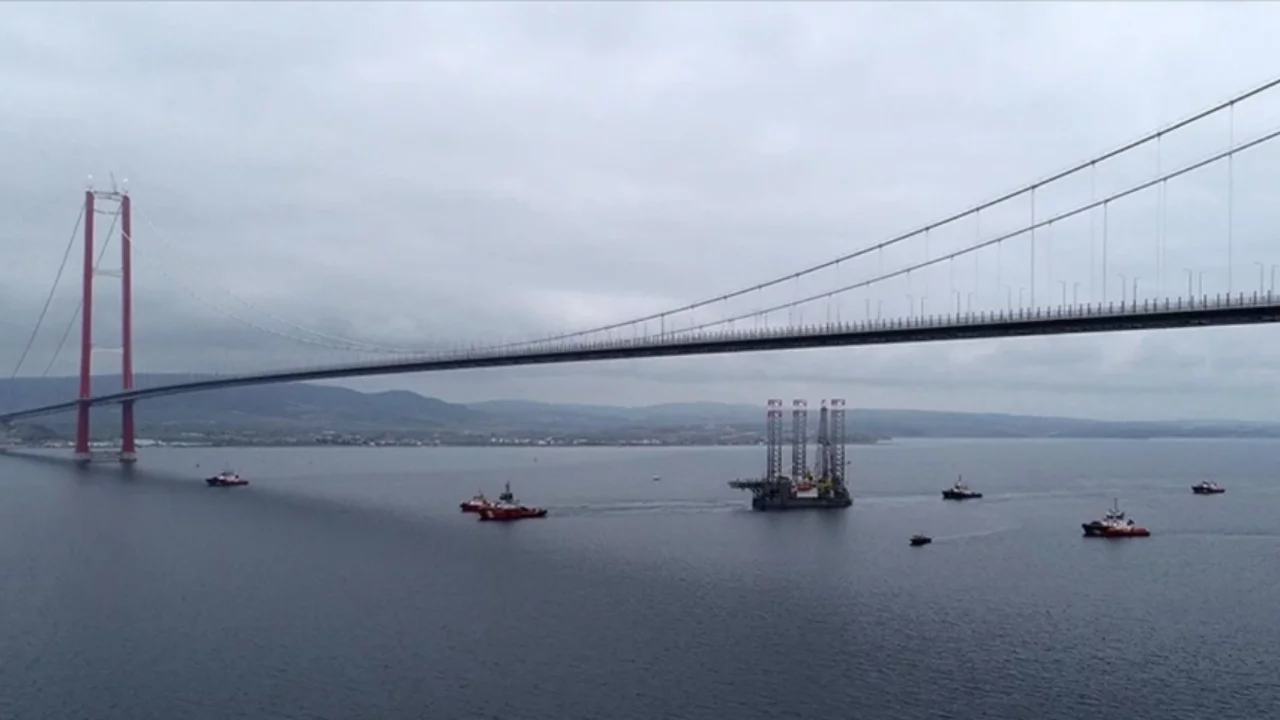 Çanakkale Boğazı fırtına nedeniyle transit gemi trafiğine kapatıldı