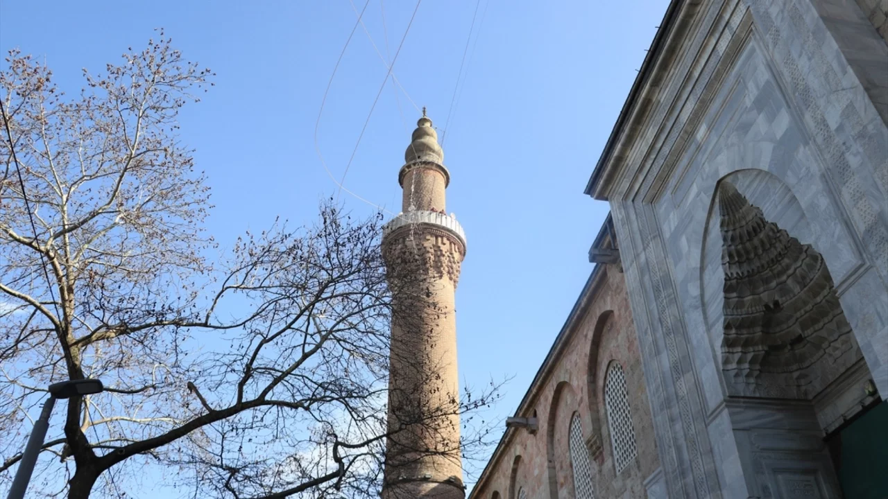 Bursa Ulu Cami'ye Ramazan mahyası asıldı: "Kul hakkından sakın"
