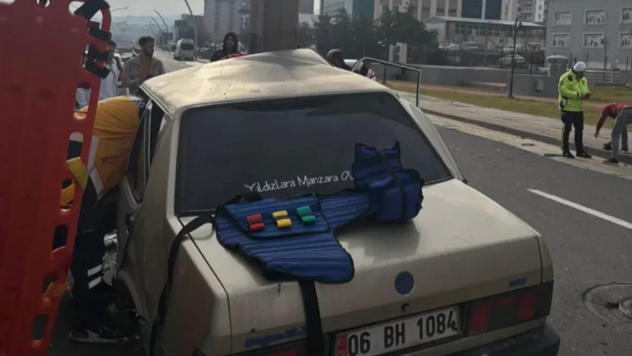 Ankara'da otomobil bariyerlere &ccedil;arptı! S&uuml;r&uuml;c&uuml; ara&ccedil; i&ccedil;erisinde sıkıştı