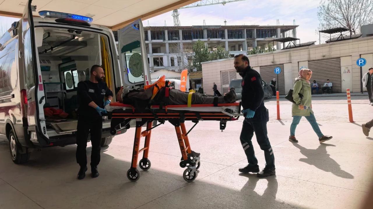 İnegöl'de ağaçtan düşen kişi yaralandı