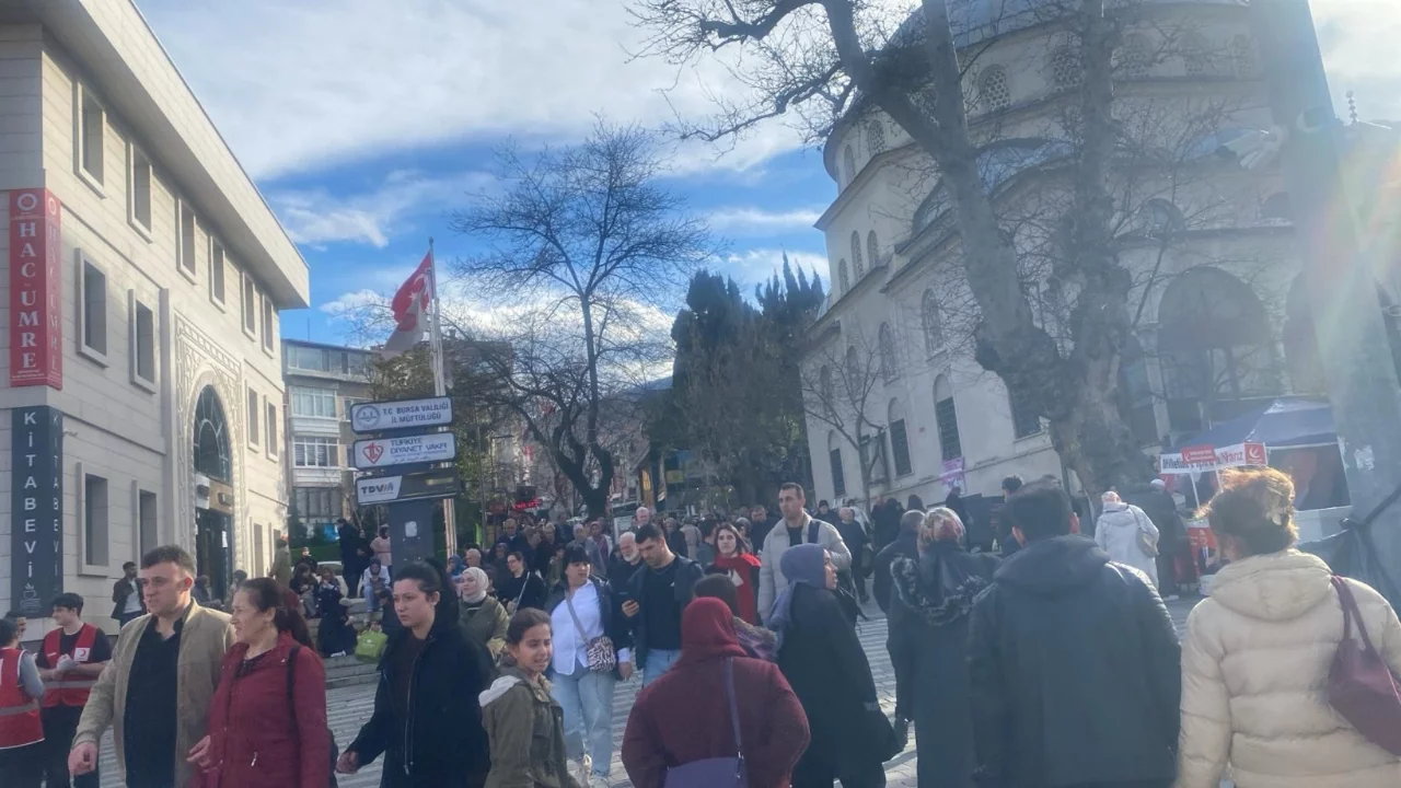 Bursa'da bahar havası! Şubat ortasında meydanlar doldu...